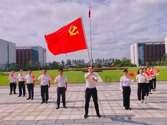 “须知少时凌云志，曾许人间第一流”是什么意思？